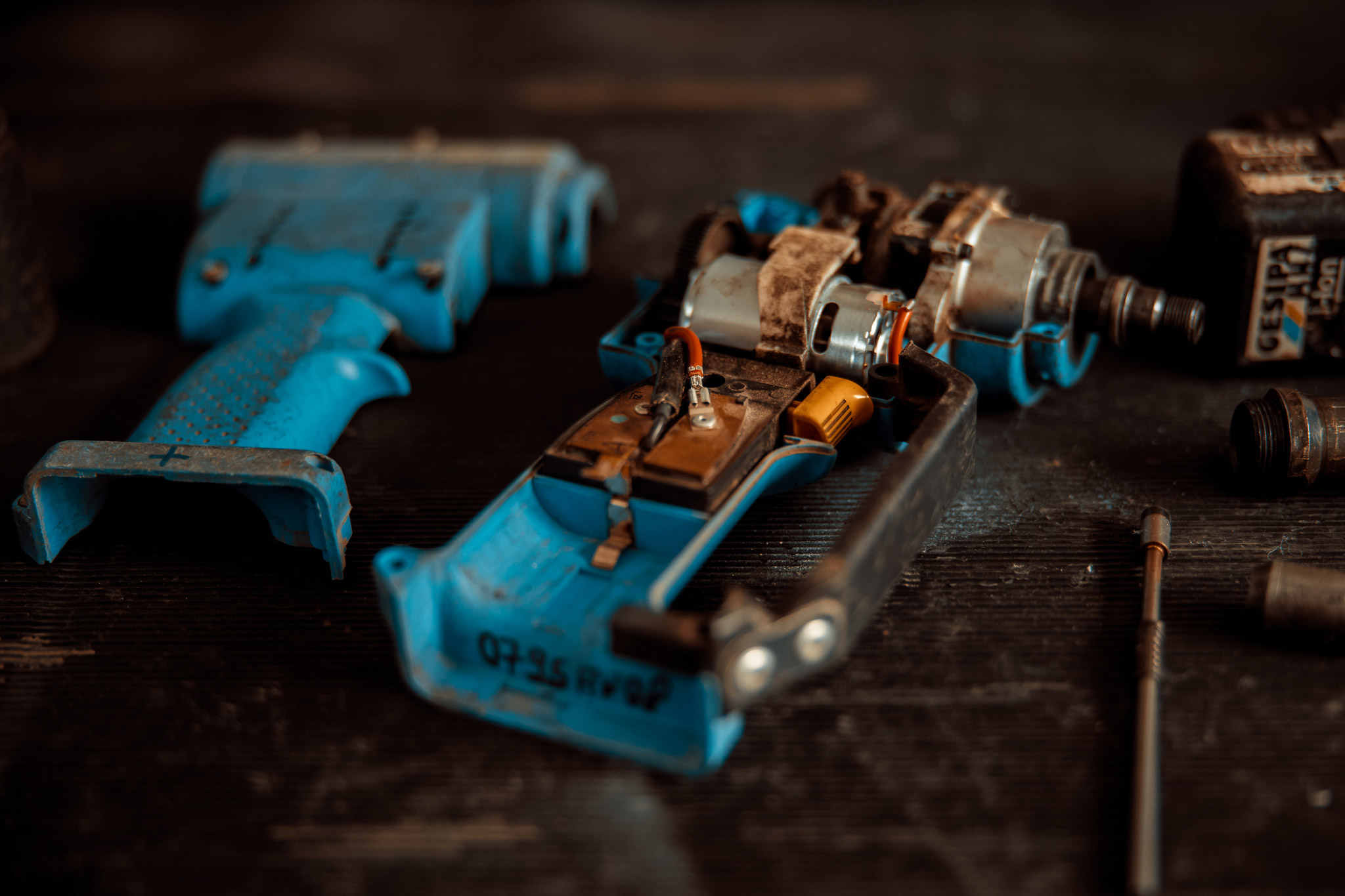 Zerlegter Bohrhammer in der Werkzeugdoctor-Praxis — professionelle Diagnose