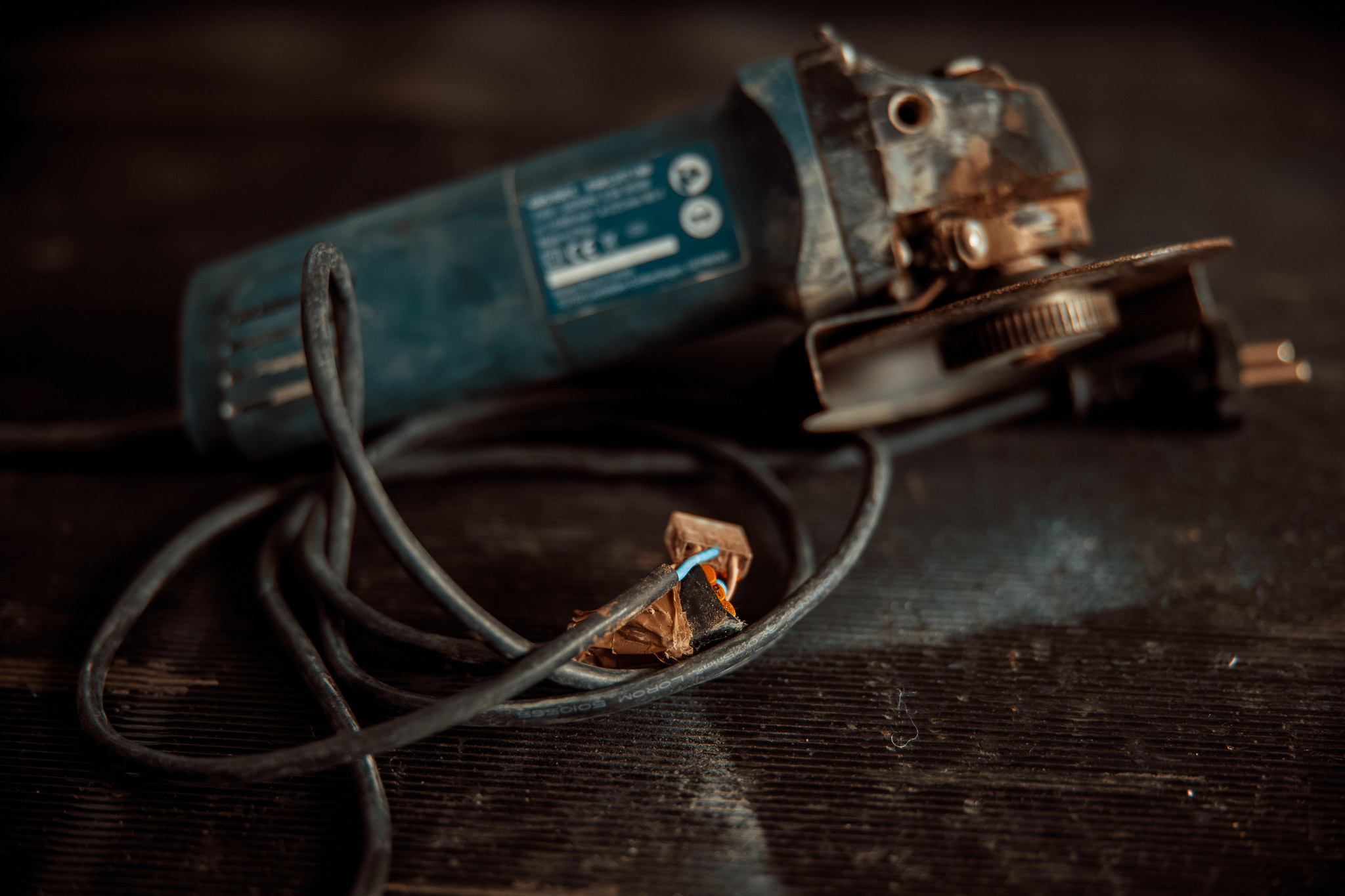 Winkelschleifer mit defektem Kabel — typischer Patient